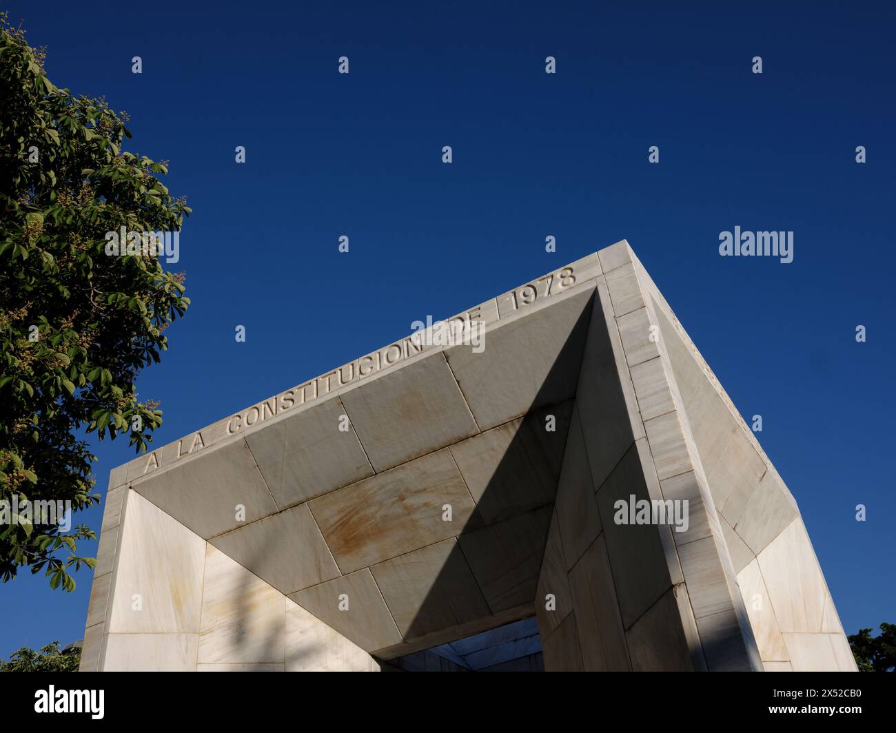 Monumento alla Costituzione del 1978. Inteso come un tesseratto, il suo autore è l'architetto Miguel Ángel Ruiz Larrea. Madrid 6 maggio 2024. Spagna Foto Stock