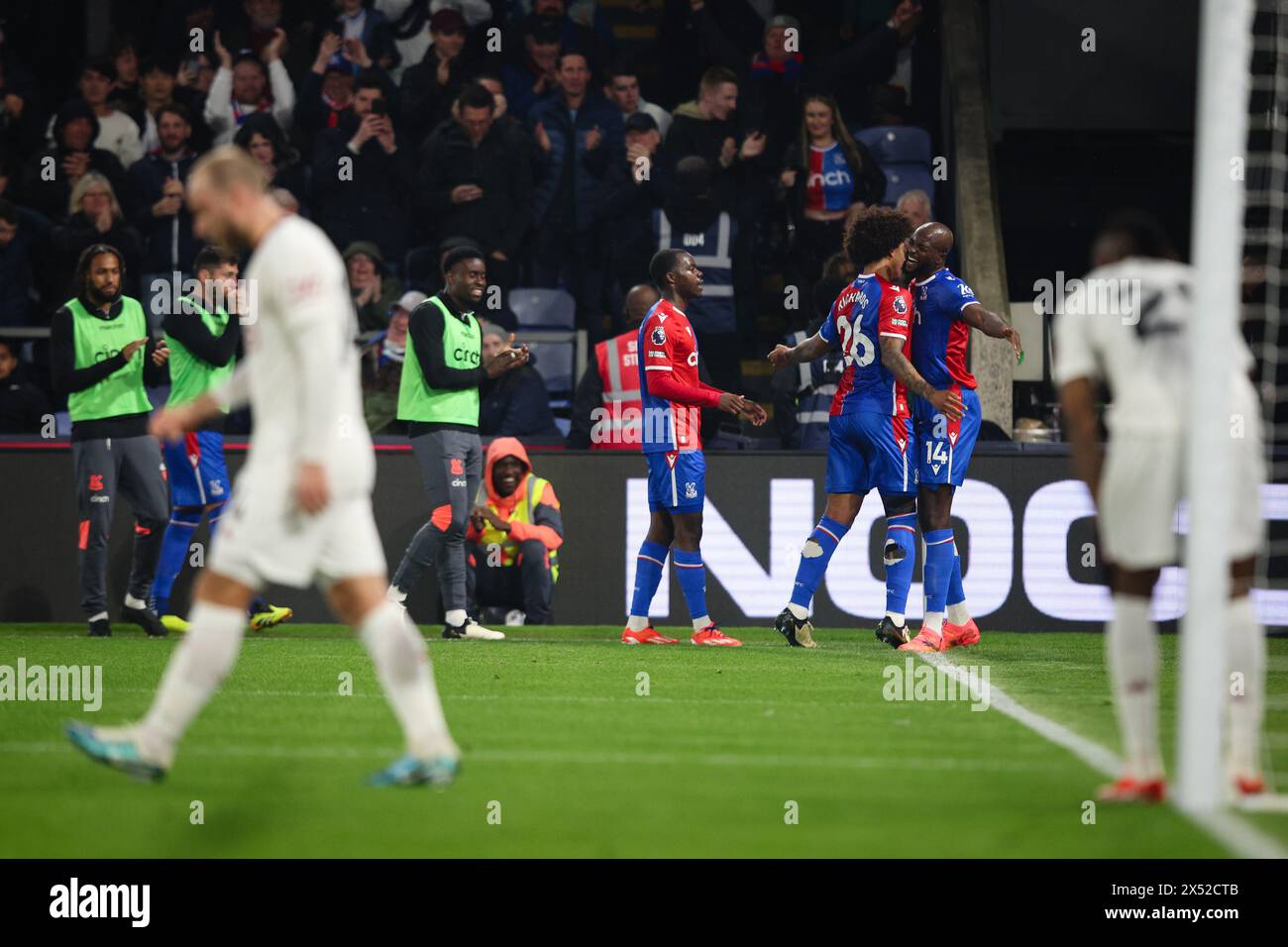 LONDRA, Regno Unito - 6 maggio 2024: Jean-Philippe Mateta del Crystal Palace festeggia con i compagni di squadra dopo aver segnato il secondo gol della sua squadra durante la partita di Premier League tra il Crystal Palace FC e il Manchester United FC al Selhurst Park (credito: Craig Mercer/ Alamy Live News) Foto Stock