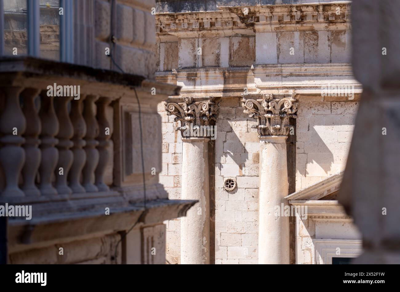 Dettaglio architettonico di colonne su un edificio nella città vecchia, Dubrovnik, Croazia. Foto Stock