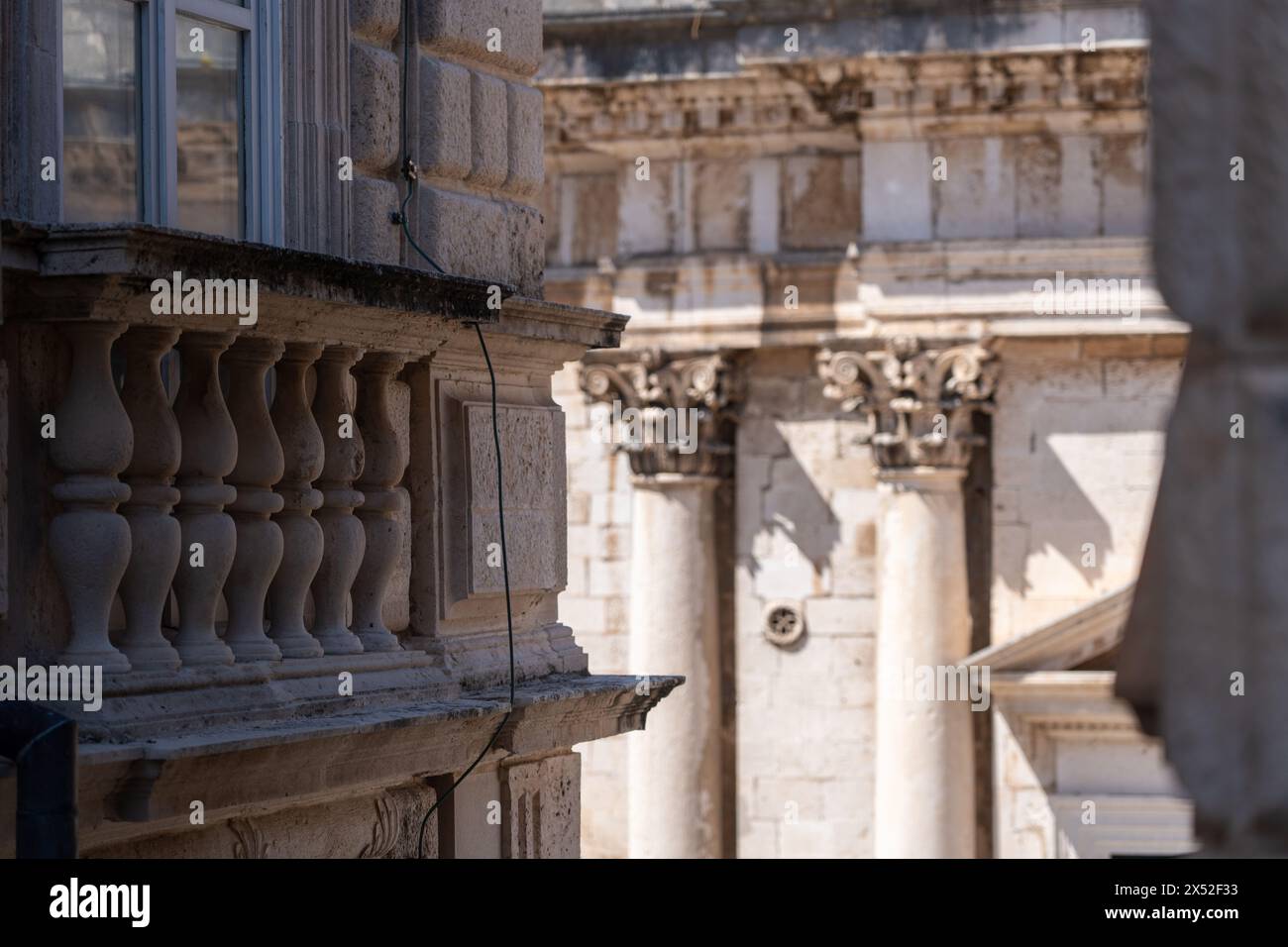 Dettaglio architettonico di colonne su un edificio nella città vecchia, Dubrovnik, Croazia. Foto Stock