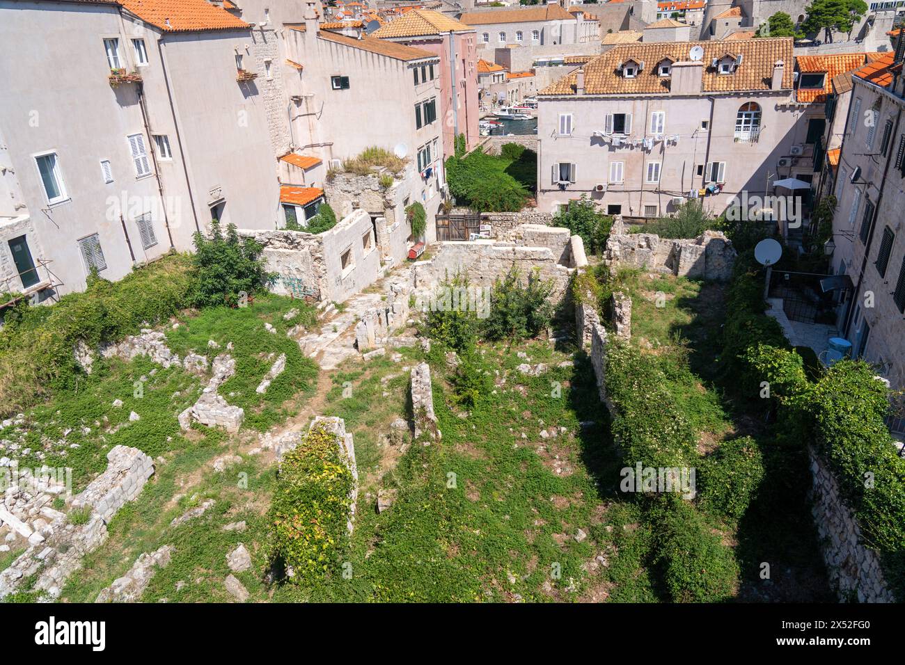 Area non sviluppata di Dubrovnik, bomba danneggiata dopo la guerra. Foto Stock