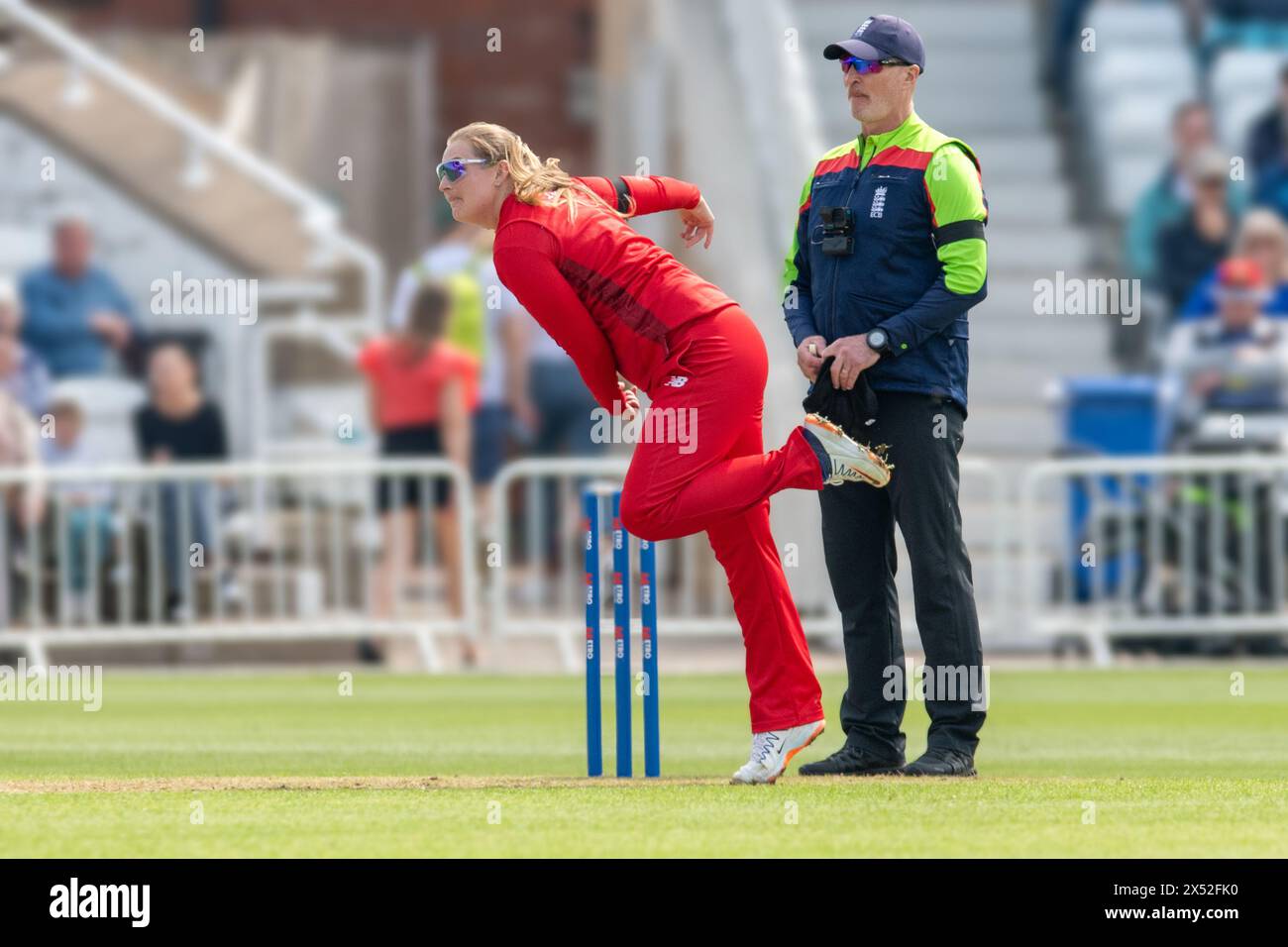 Nottingham, regno unito, Trent Bridge Cricket Ground. 6 maggio 2024. T20 The Blaze vs Thunder. Nella foto da sinistra a destra: Sophie Ecclestone bowling. Crediti: Mark Dunn/Alamy Live News Foto Stock