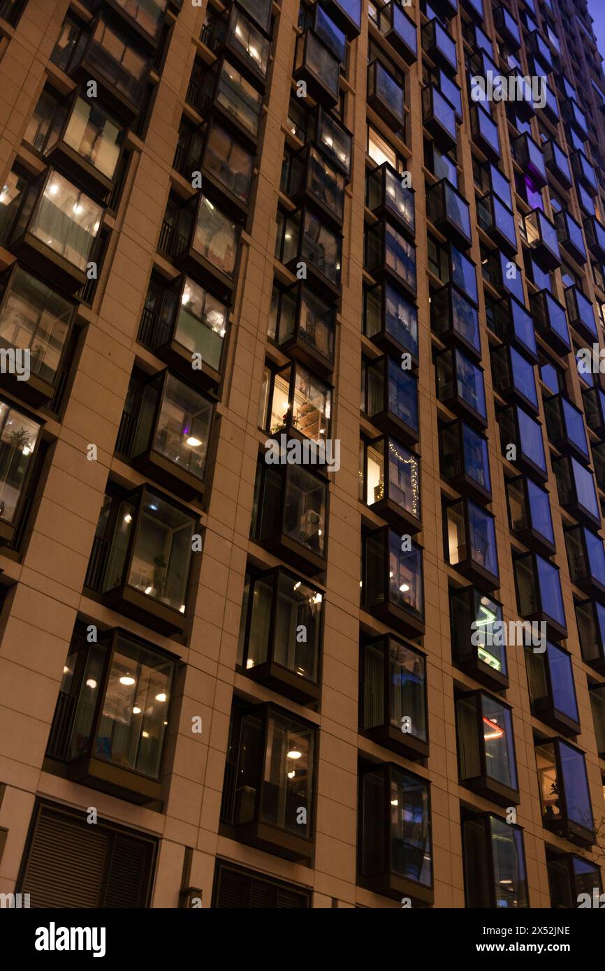 Vista serale di un alto edificio urbano, Londra Regno Unito Foto Stock