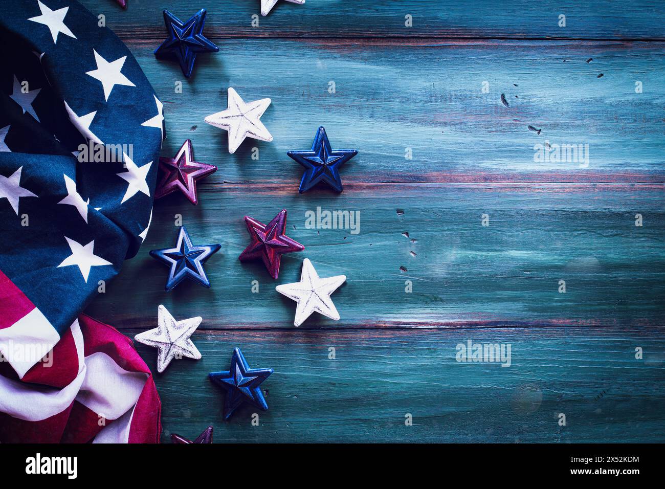 Contesto del 4 luglio. Bandiera americana e stelle rosse, bianche e blu su un tavolo in legno colorato rustico per la celebrazione del giorno dell'indipendenza. Foto Stock