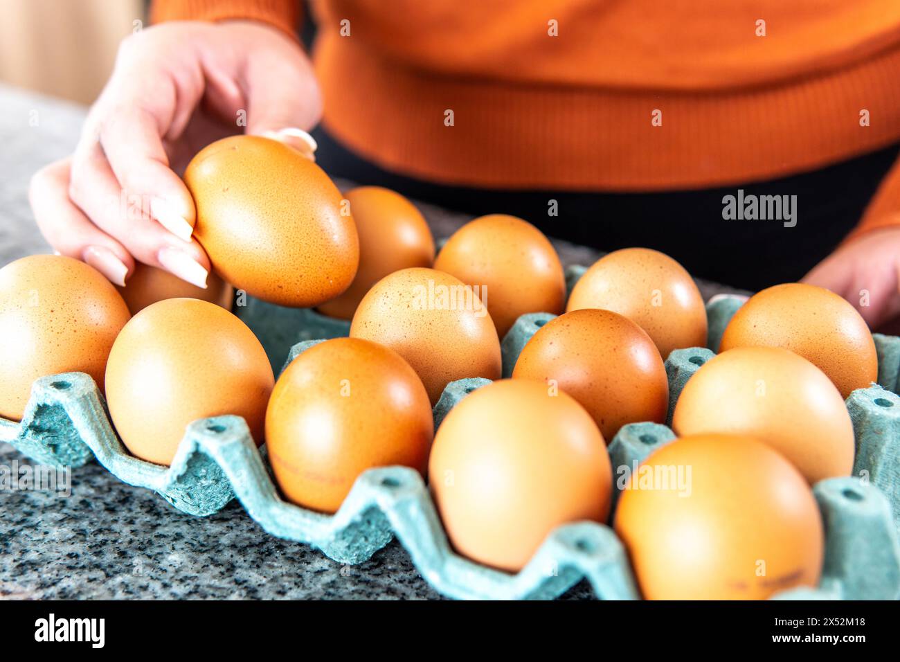 Le uova sono cibi molto nutrienti ricchi di proteine e vitamine, portali in cucina Foto Stock