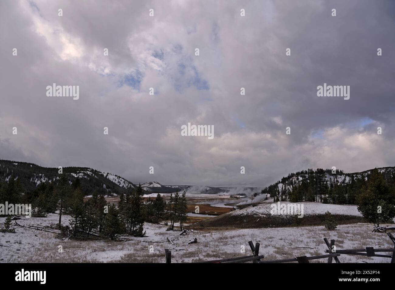 Vista panoramica su montagne innevate e un fiume tortuoso nel parco nazionale di Yellowstone Foto Stock