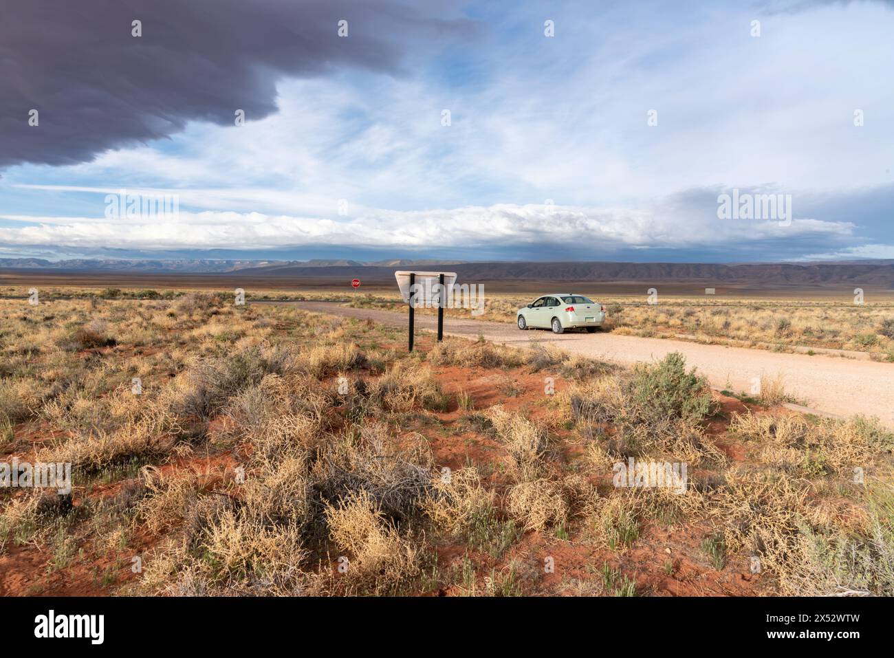 Ford Focus parcheggiata da un cartello per Dominguez-Escalante Trail nella Dominguez-Escalante National Conservation area a Marble Canyon, Arizona, USA. Foto Stock