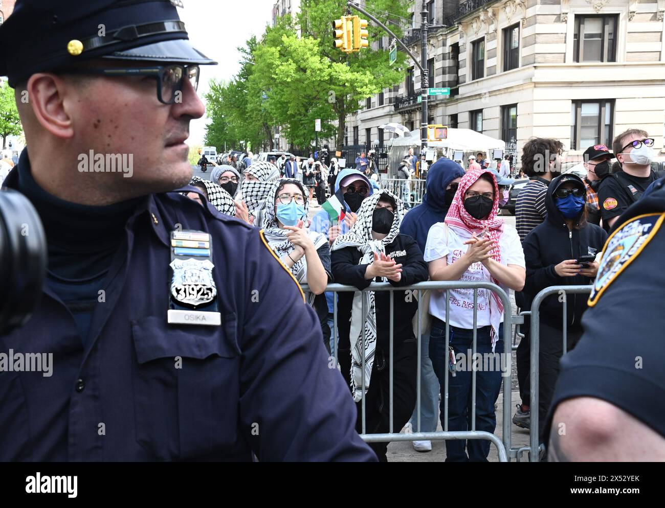 New York, Stati Uniti. 30 aprile 2024. I manifestanti pro Palestine si riuniscono fuori dalla Columbia University a New York City martedì 30 aprile 2024. L'Università ha annunciato la sua decisione lunedì 6 maggio di annullare le cerimonie di inizio a livello universitario in mezzo a proteste filo-palestinesi in corso che hanno fatto arrabbiare i campus universitari in tutto il paese nelle ultime settimane. Foto di Louis Lanzano/Sipa USA credito: SIPA USA/Alamy Live News Foto Stock