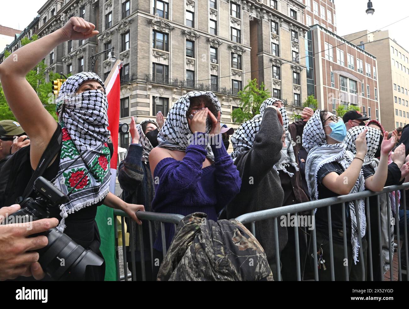 New York, Stati Uniti. 30 aprile 2024. I manifestanti pro Palestina si riuniscono fuori dalla Columbia University a New York City martedì 30 aprile 2024.l'Università ha annunciato la sua decisione lunedì 6 maggio di annullare le cerimonie di inaugurazione a livello universitario in mezzo a proteste filo-palestinesi in corso che hanno spinto i campus universitari in tutto il paese nelle ultime settimane. Foto di Louis Lanzano/Sipa USA credito: SIPA USA/Alamy Live News Foto Stock