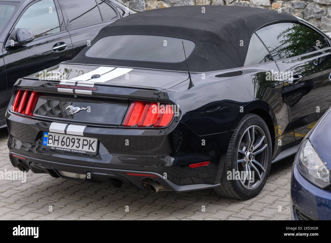 Gaziveren Cyprus 04.29.2024 nera Ford Mustang Convertibile vista posteriore 8 Foto Stock