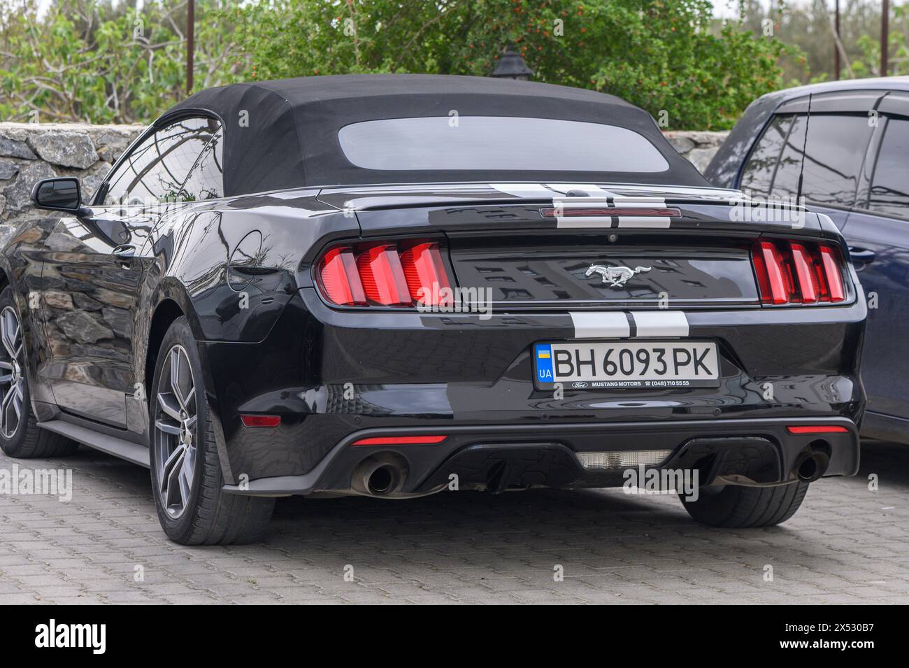 Gaziveren Cyprus 04.29.2024 nero Ford Mustang Convertibile vista posteriore 5 Foto Stock