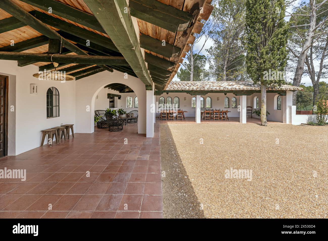 I patii interni sono caratterizzati da aree aperte o semi-coperte, situate all'interno degli edifici e con i loro perimetri delimitati da pareti, cime Foto Stock