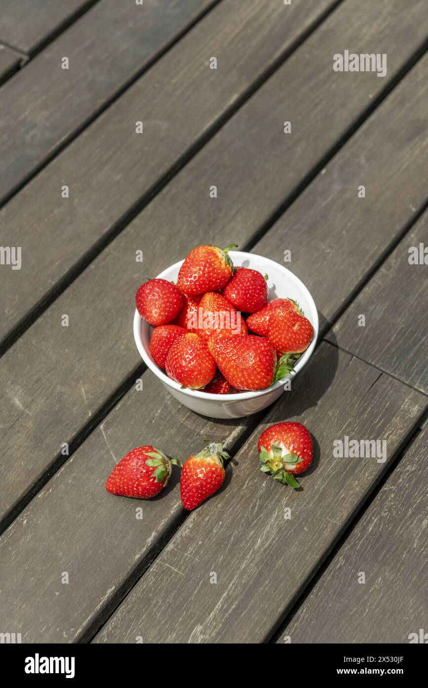 Le fragole sono uno dei frutti con il minor numero di calorie. Il consumo di questo frutto aiuta a mantenere la pelle idratata Foto Stock