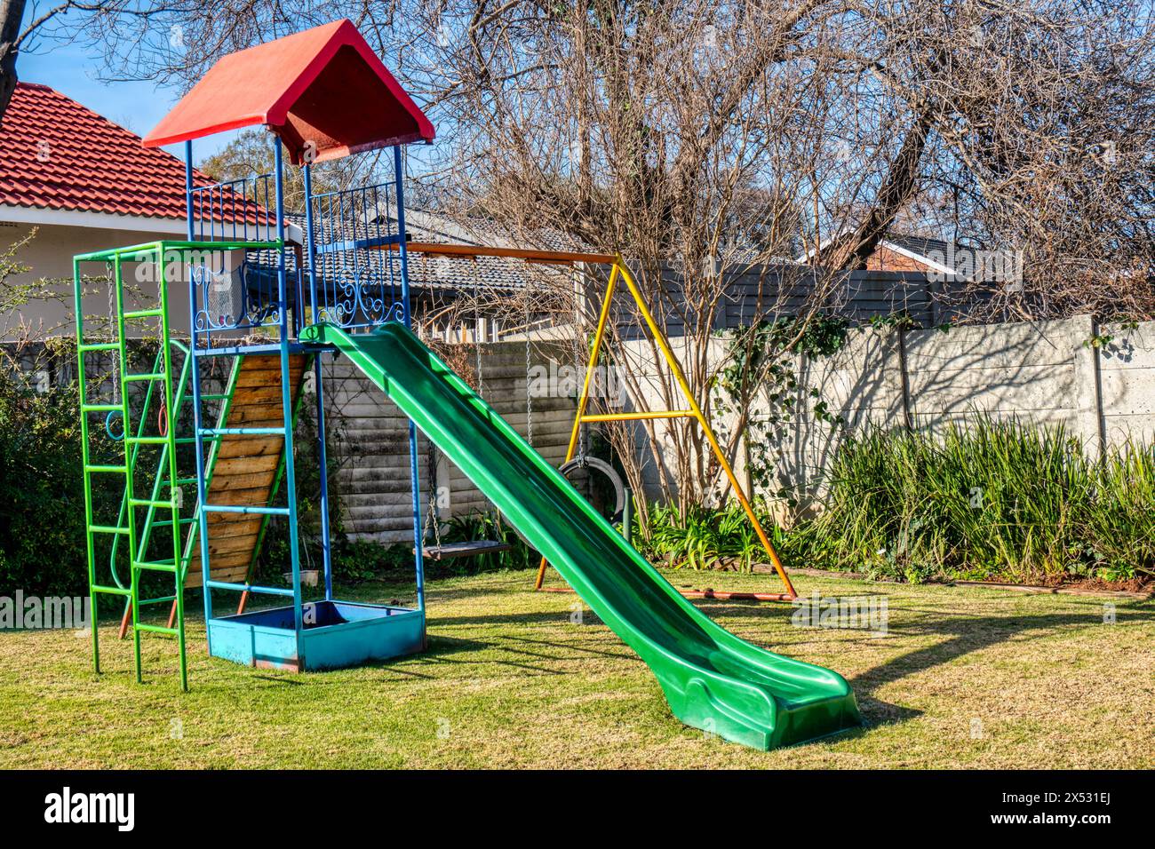 set da gioco all'aperto sul retro, giostra per bambini con scivolo Foto Stock