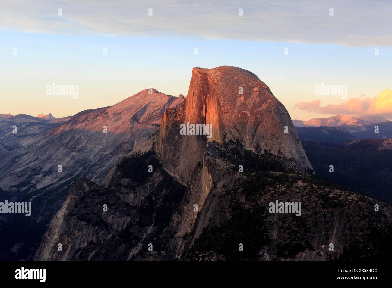 Il sole illumina una massiccia roccia in un'area montuosa durante il tramonto, San Francisco, Nord America, Stati Uniti, Sud-Ovest, California, California Foto Stock