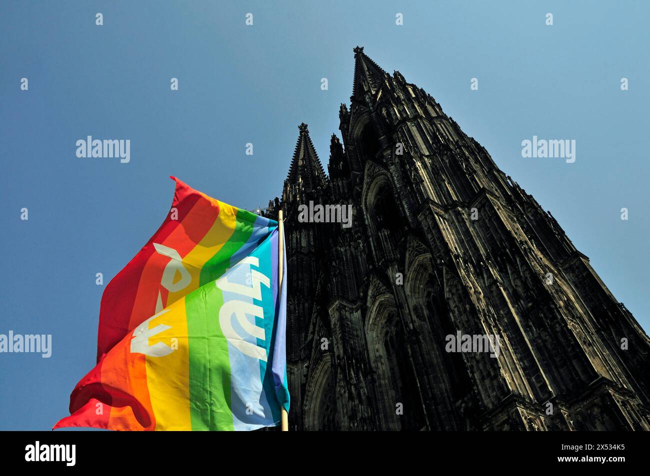 Bandiera della pace e cattedrale di Colonia, Colonia, Renania settentrionale-Vestfalia, Germania Foto Stock