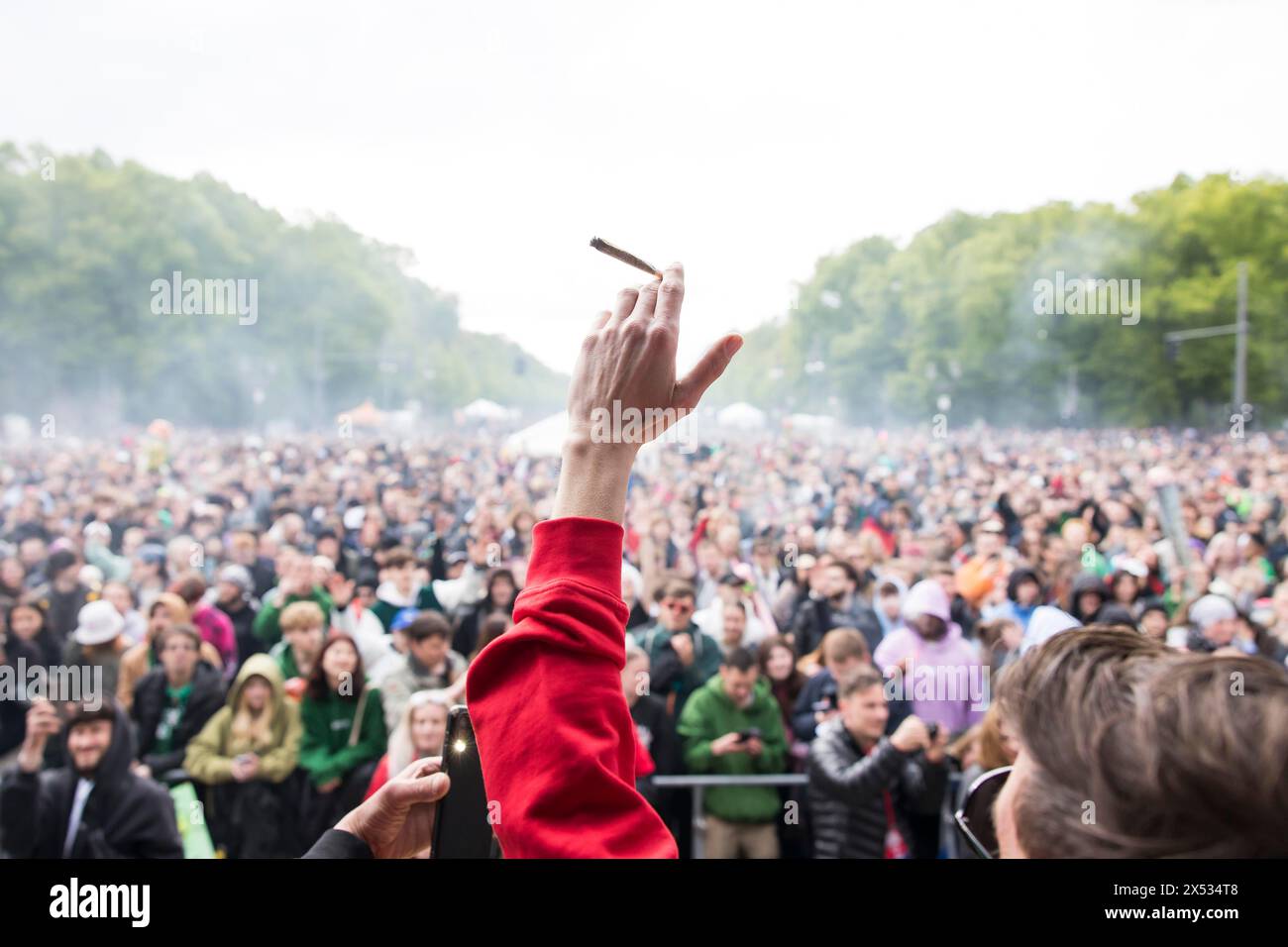 I partecipanti fumano un banco alle 16:20 (16:20) al partito di legalizzazione del 420 alla porta di Brandeburgo, Berlino 20.04.2024 Foto Stock