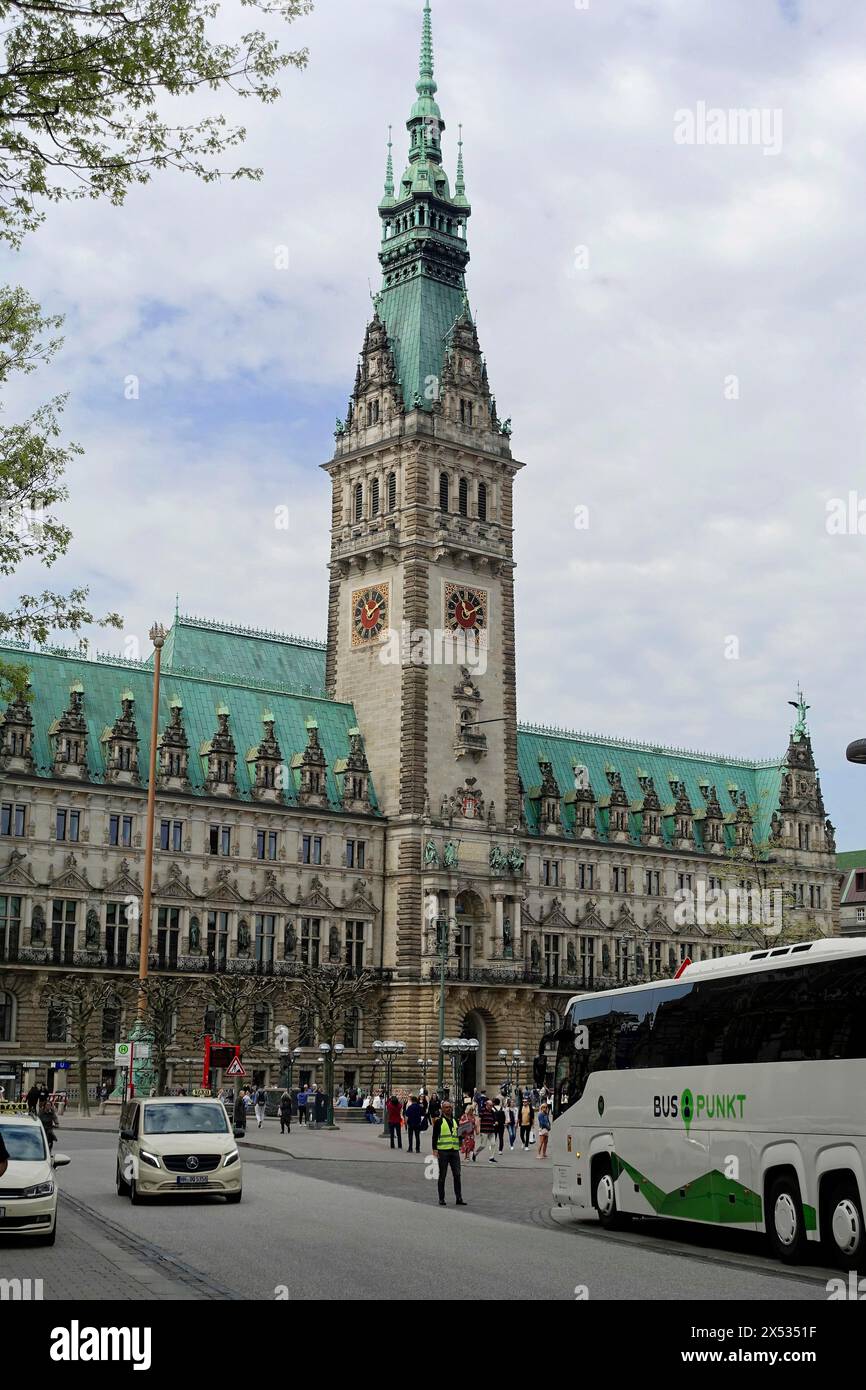 Il municipio di Amburgo e il mercato del municipio, Amburgo, Germania, Europa, il suggestivo municipio con torre e orologio, gli autobus e la vita cittadina Foto Stock