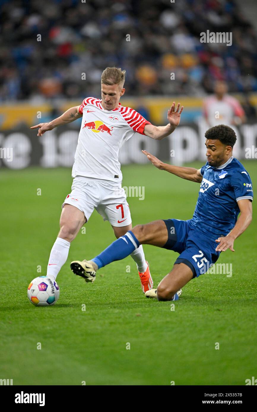 Azione individuale Dani Olmo RasenBallsport Leipzig RBL (07) contro Kevin Akpoguma TSG 1899 Hoffenheim (25) PreZero Arena, Sinsheim Foto Stock