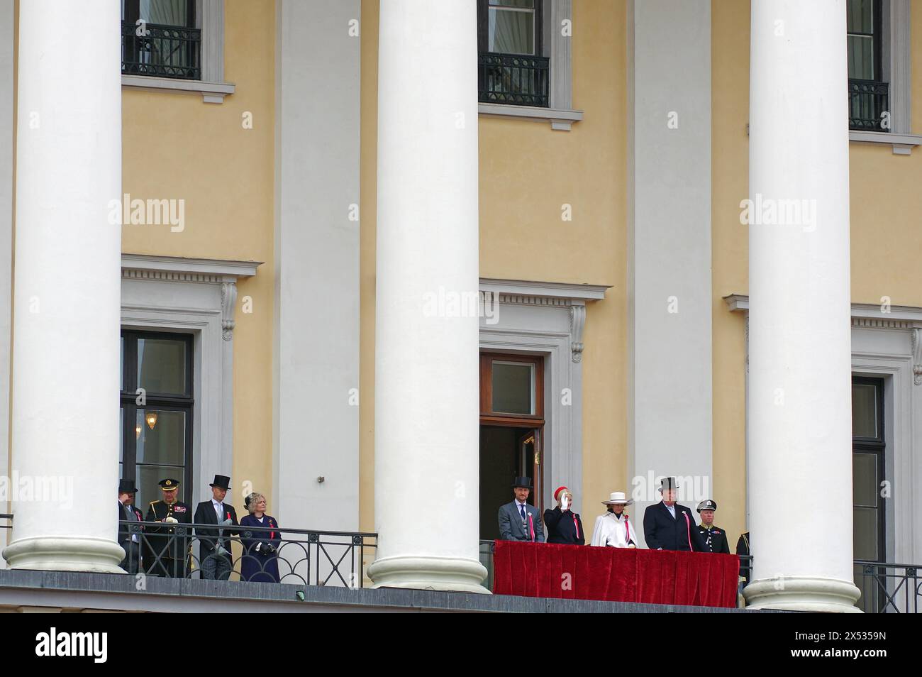 La famiglia reale sul balcone del castello, giorni festivi 17 maggio, bandiera norvegese, Oslo, Norvegia Foto Stock