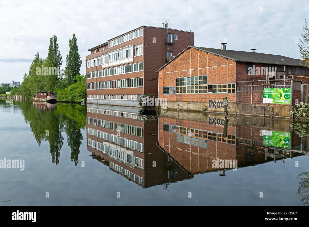 Barca, costruzione, riflessione, Veringkanal, Wilhelmsburg, Amburgo, Germania Foto Stock