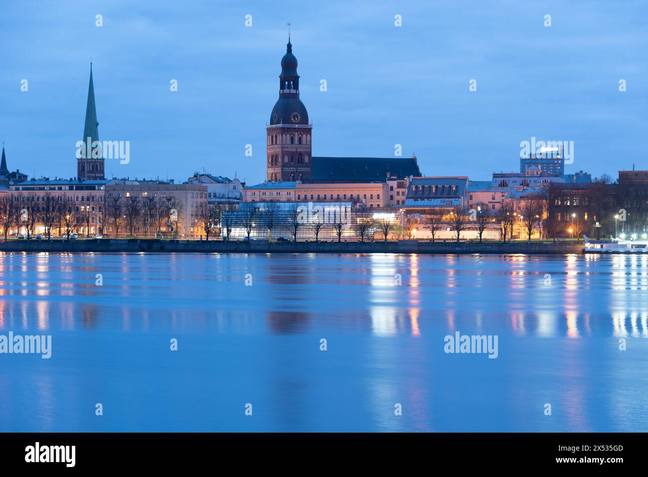 Cattedrale di San Giacomo e cattedrale di riga, fiume Daugava, riga, Lettonia Foto Stock