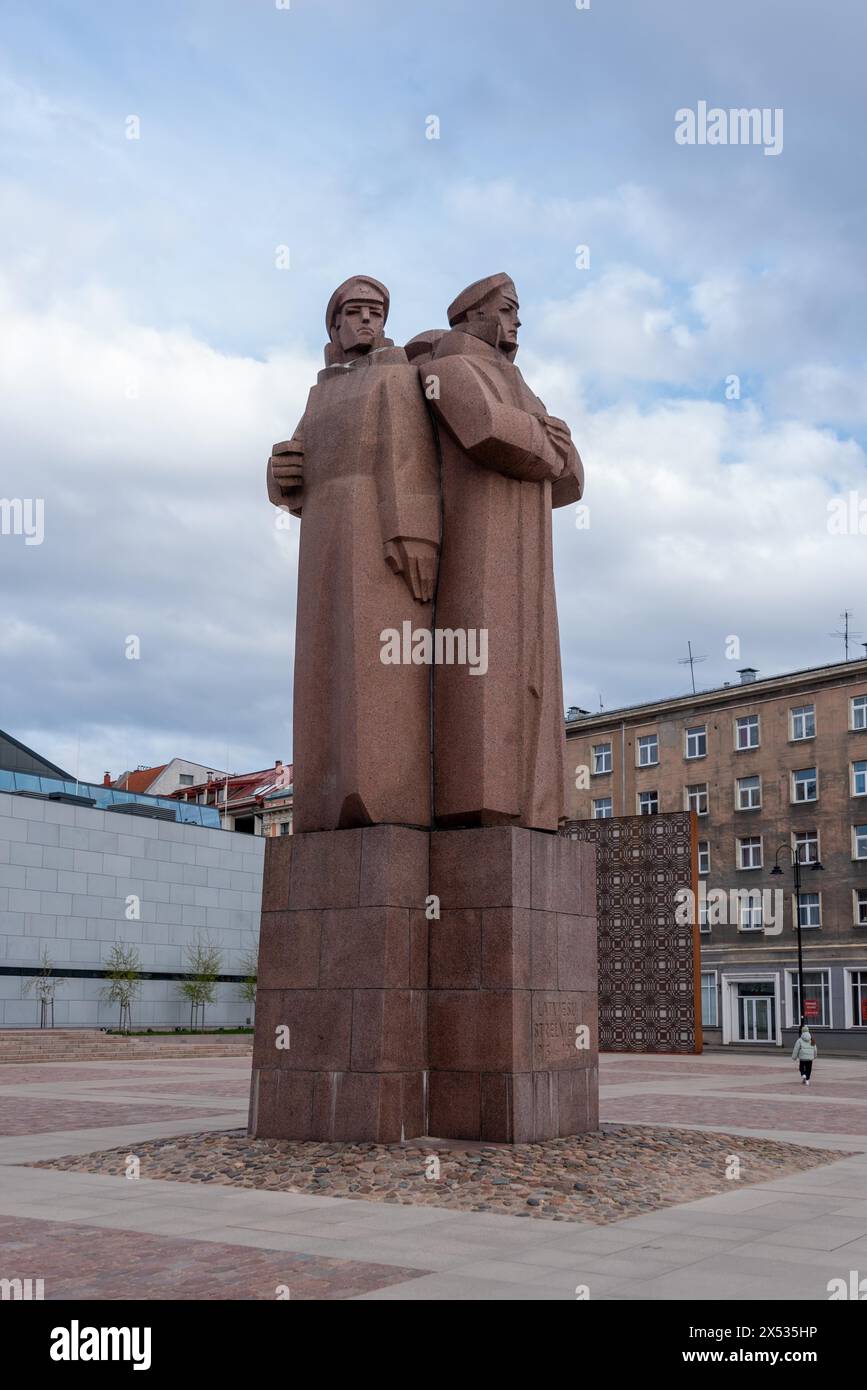 Monumento ai soldati lettoni in piazza Strelnieku laukums, riga, Lettonia Foto Stock