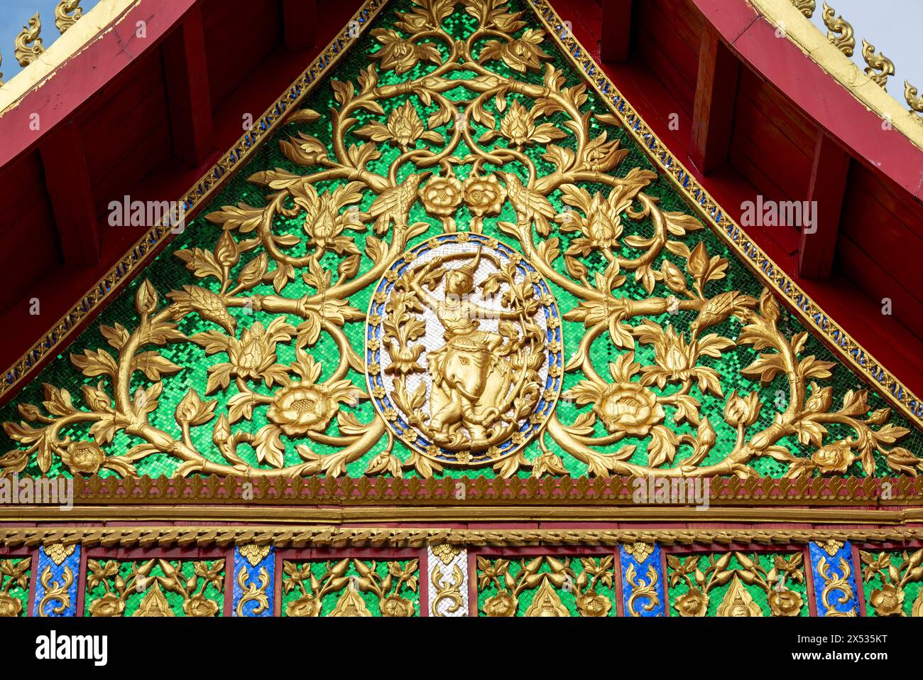 Frontone con la dea della terra, Wat ONG TEU, Vientiane, Laos Foto Stock