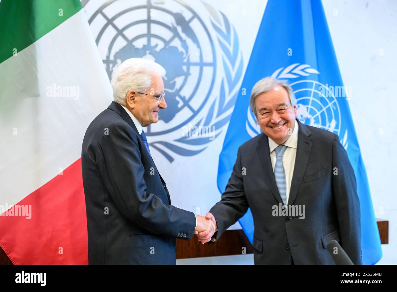 New York, Stati Uniti. 6 maggio 2024. Il Segretario generale delle Nazioni Unite Antonio Guterres (R) saluta il Presidente italiano Sergio Mattarella presso la sede delle Nazioni Unite. Crediti: Enrique Shore/Alamy Live News Foto Stock