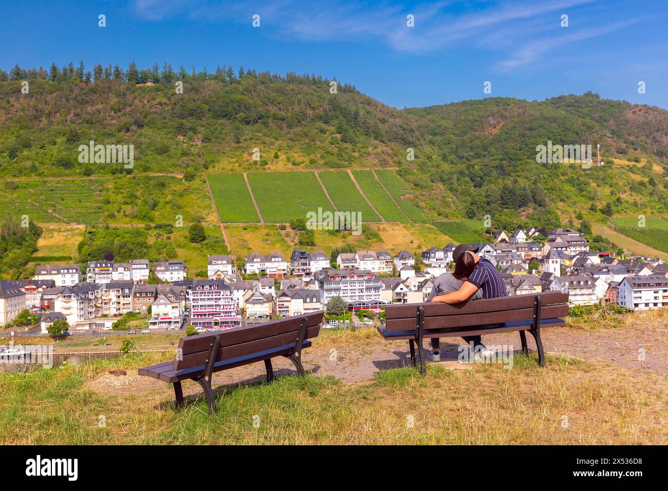 Vista sul Cochem soleggiato e sul romantico fiume Mosella, Germania Foto Stock