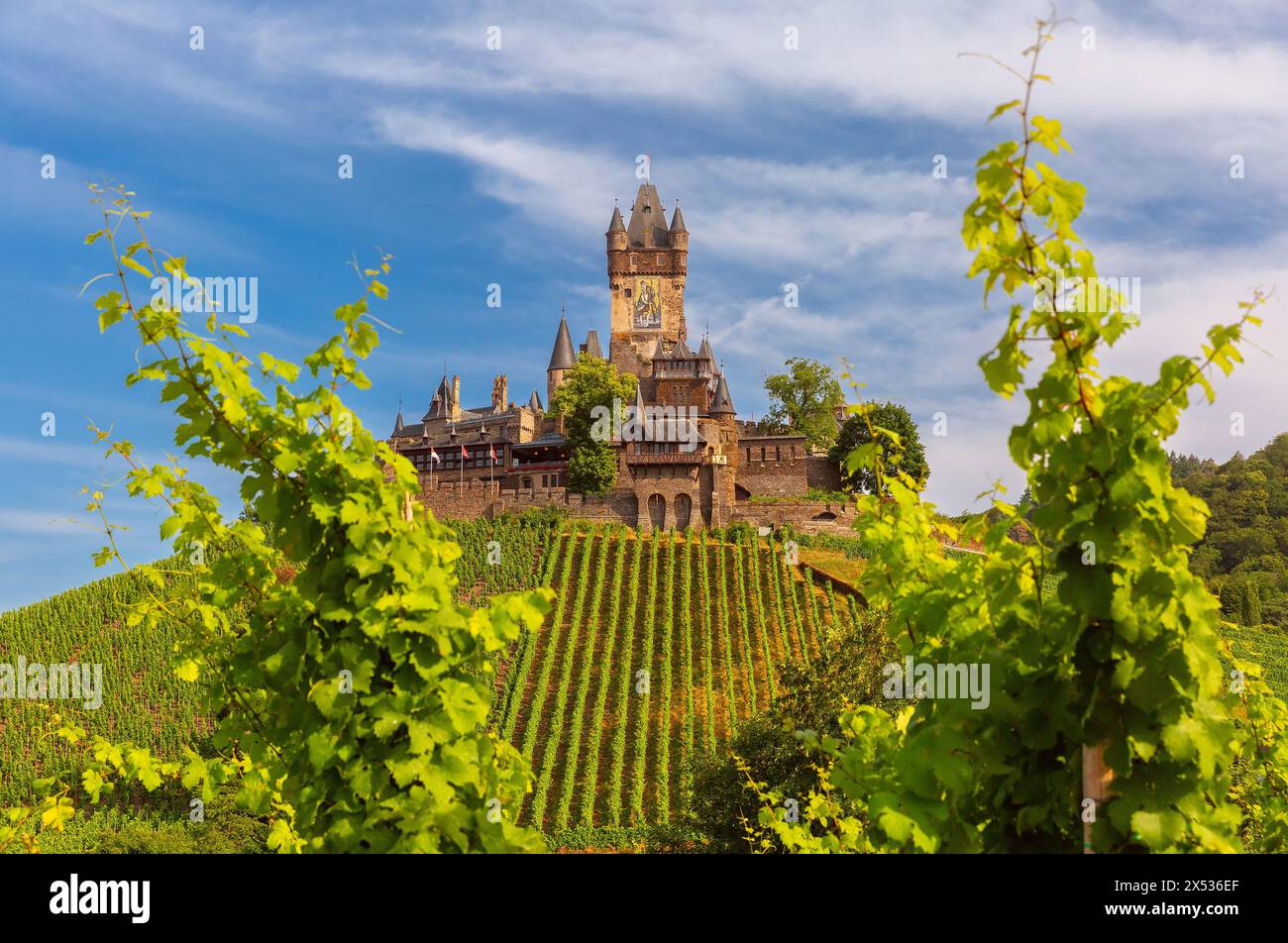 Vista del sole di Cochem con il castello di Reichsburg, splendida città sul romantico fiume Mosella, Germania Foto Stock