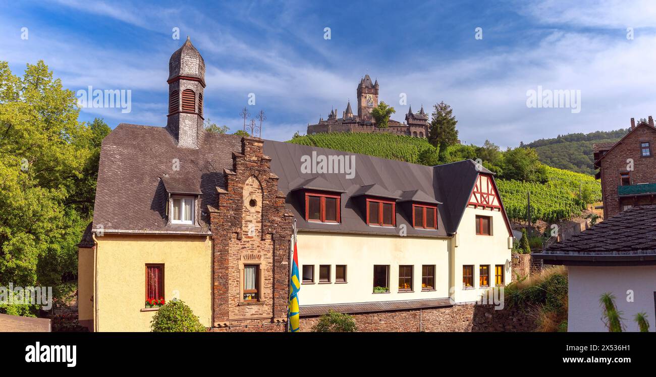 Vista del sole di Cochem con il castello di Reichsburg, splendida città sul romantico fiume Mosella, Germania Foto Stock