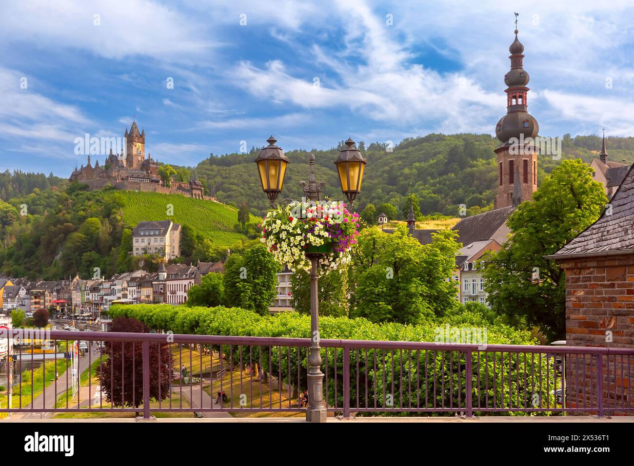 Vista del sole di Cochem con il castello di Reichsburg, la chiesa di San Martino e il fiume Mosella, Germania Foto Stock