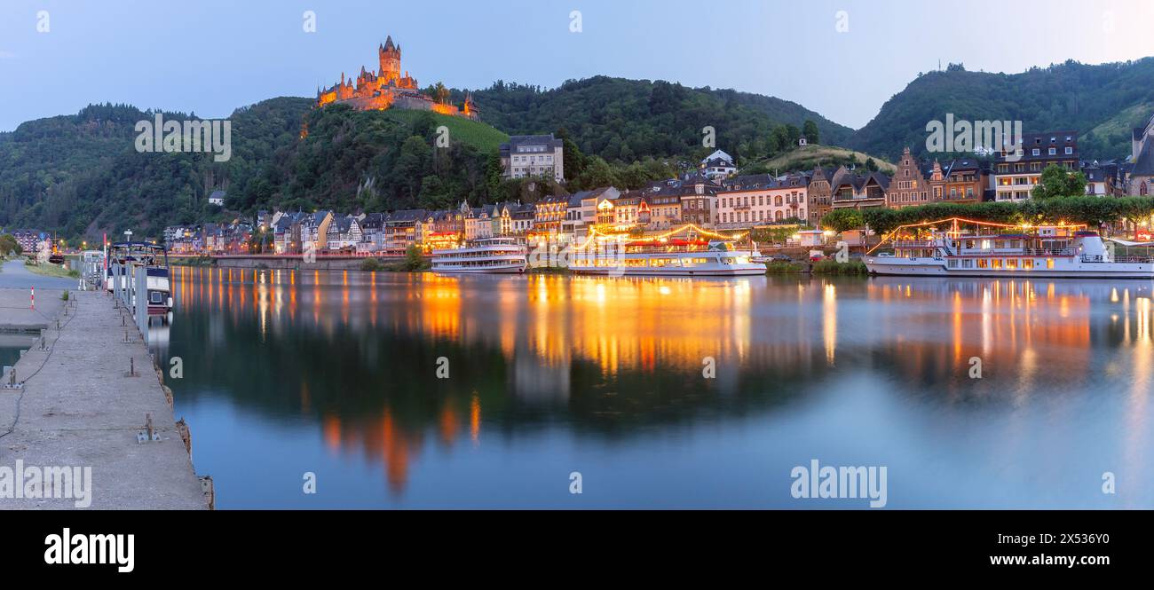 Cochem al tramonto, splendida città sul romantico fiume Mosella, castello di Reichsburg sulla collina, Germania Foto Stock