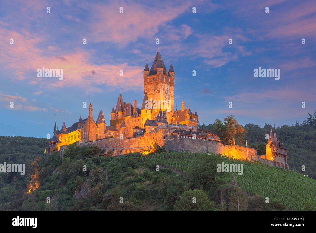 Cochem al tramonto, splendida città sul romantico fiume Mosella, castello di Reichsburg sulla collina, Germania Foto Stock
