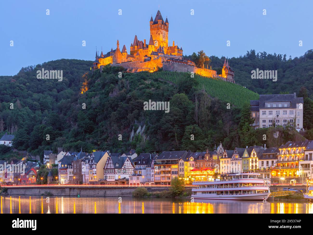 Cochem al tramonto, splendida città sul romantico fiume Mosella, castello di Reichsburg sulla collina, Germania Foto Stock