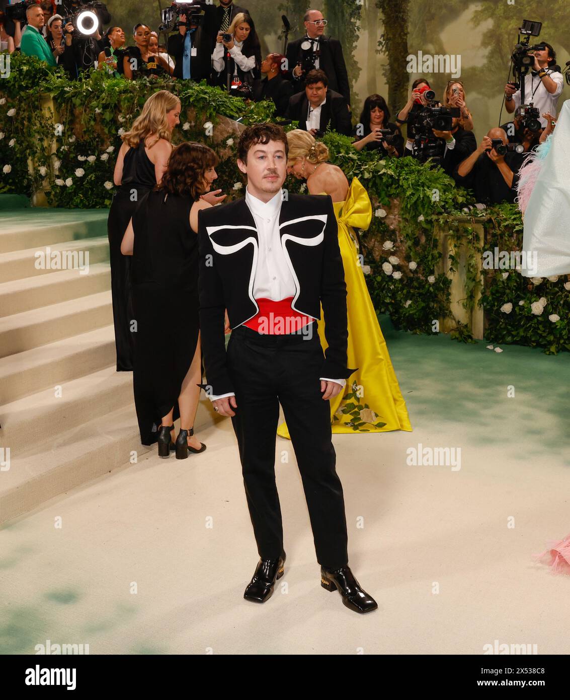 New York, Stati Uniti. 6 maggio 2024. Alex Sharp arriva sul Red carpet al Met Gala del 2024 che celebra "Sleeping Beauties: Reawakening Fashion" al Metropolitan Museum of Art lunedì 6 maggio 2024 a New York. Foto di John Angelillo/UPI credito: UPI/Alamy Live News Foto Stock