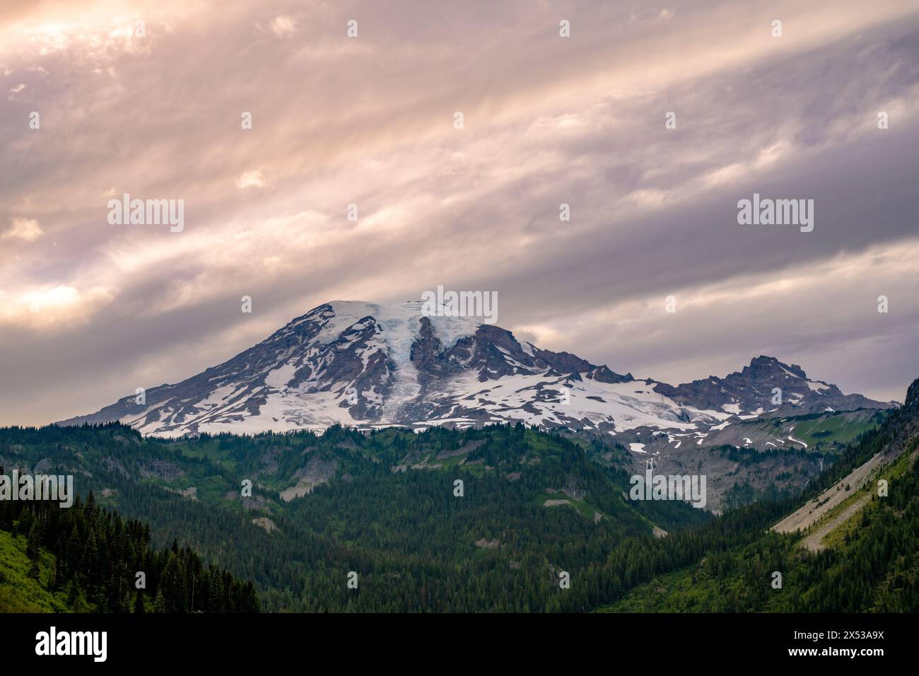 Deboli nuvole arancioni con strana struttura sul Parco Nazionale del Monte Rainier al crepuscolo Foto Stock