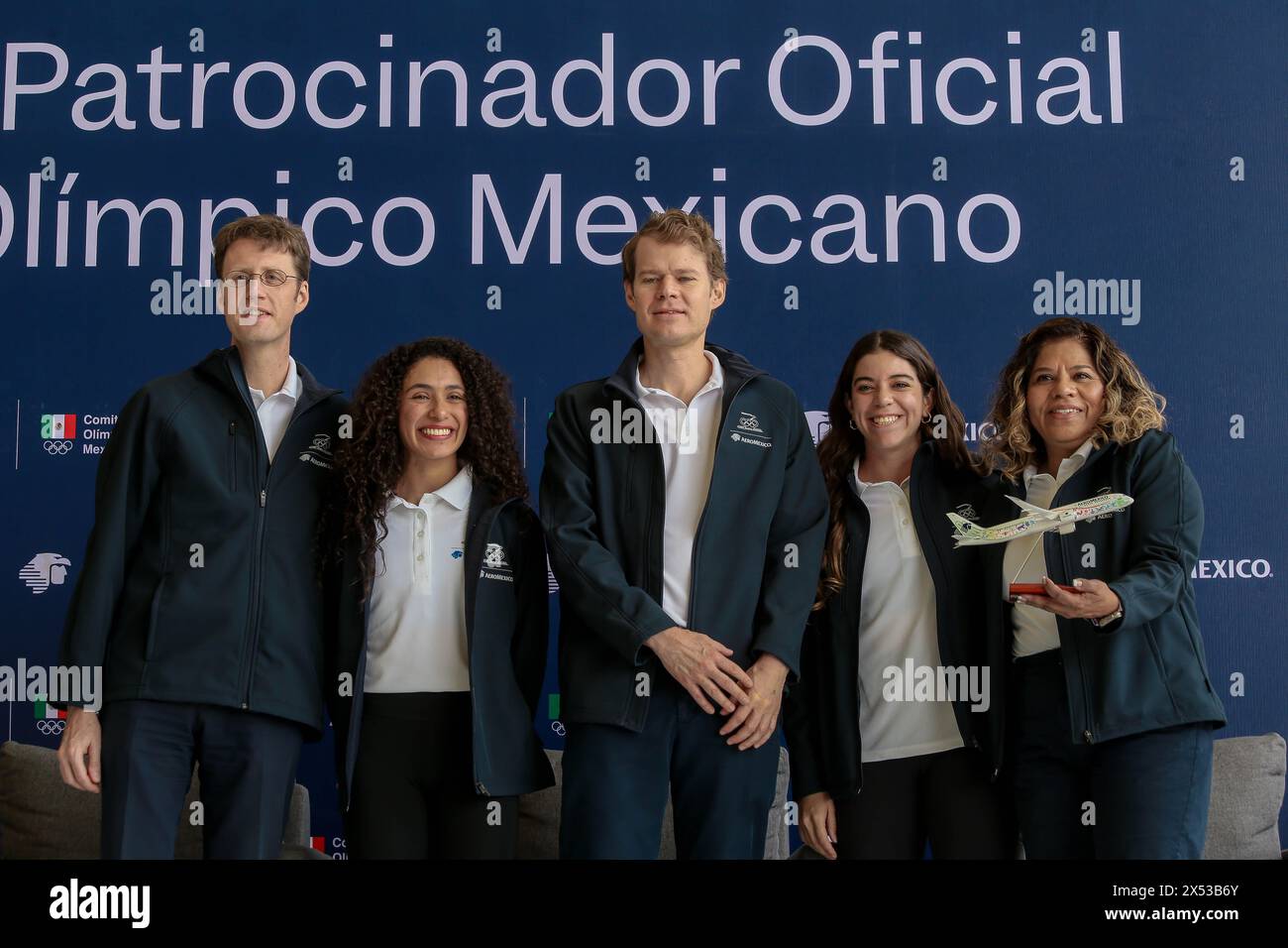 (L-R) JérÃ Audin, Gabriela Agundez, Andres CastaÃ±eda, Maria Jose Alcala e Alejandra Orozco Loza hanno annunciato che la compagnia aerea messicana Aeromexico sponsorizzerà il Comitato Olimpico messicano. (Credit Image: © Rick Cruz/eyepix via ZUMA Press Wire) SOLO PER USO EDITORIALE! Non per USO commerciale! Foto Stock