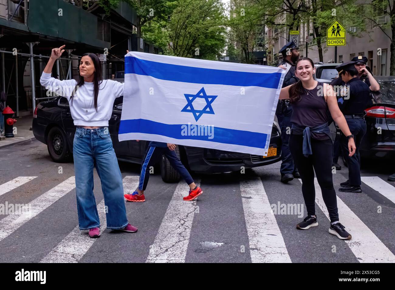 New York, Stati Uniti. 6 maggio 2024. Due donne reggono la bandiera israeliana mentre i manifestanti marciano. I manifestanti pro-palestinesi si sono riuniti all'Hunter College per la protesta "Day of Rage" organizzata da Within Our Lifetime. Il gruppo The Street cerca di interrompere il Met Gala che si svolge al vicino Metropolitan Museum of Art Sono stati incontrati dal gruppo di risposta strategica della polizia di New York e sono stati fatti diversi arresti. (Foto di Syndi Pilar/SOPA Images/Sipa USA) credito: SIPA US/Alamy Live News Foto Stock