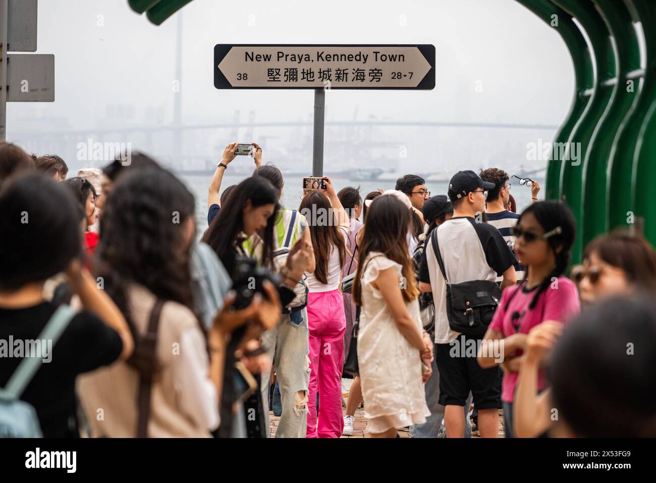 Hong Kong, Cina. 2 maggio 2024. I turisti scattano foto in un punto panoramico di Hong Kong, nel sud della Cina, 2 maggio 2024. Hong Kong ha registrato circa 766.000 arrivi di visitatori dalla terraferma cinese attraverso i punti di controllo aereo, marittimo e terrestre durante la settimana d'oro del Labor Day della terraferma (dal 1° al 5 maggio), con arrivi giornalieri medi di circa 153.000, con un aumento del 22% su base annua. Crediti: Zhu Wei/Xinhua/Alamy Live News Foto Stock