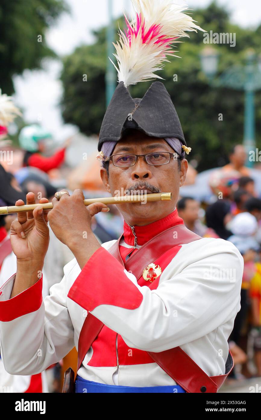 Ritratto dei soldati del Palazzo Yogyakarta che erano incaricati di accompagnare le truppe con musica flauto durante una sfilata di eventi culturali. Foto Stock