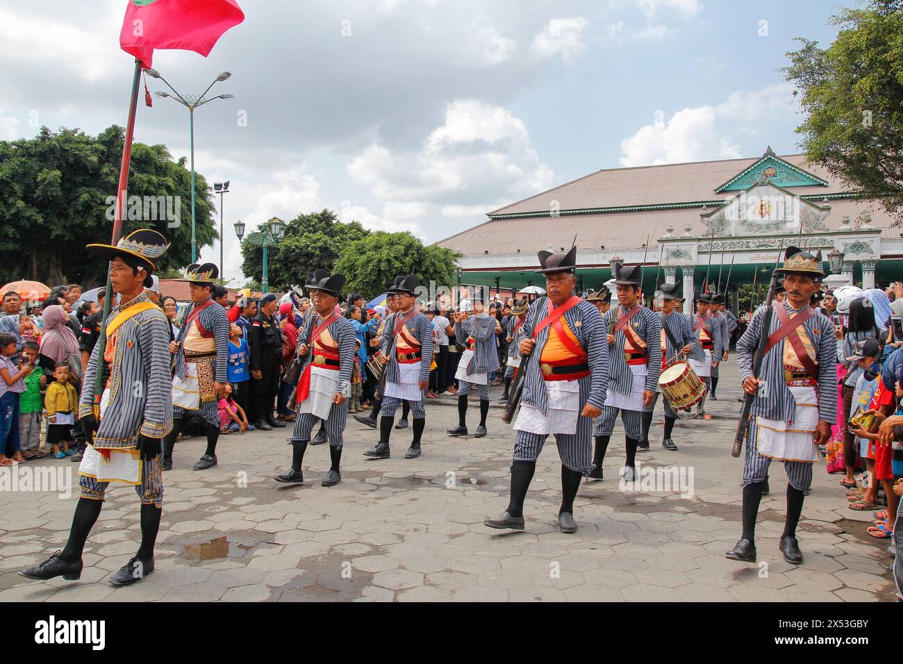 I soldati del Palazzo Yogyakarta marciano nella tradizione Grebeg Besar per commemorare l'Eid al-Adha 1435 Hijri. Foto Stock
