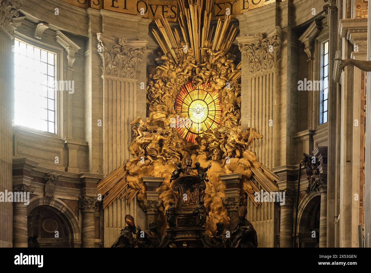 Particolare dell'altare della Cattedra di San Pietro, situato all'interno della Basilica di San Pietro nella città del Vaticano, l'enclave papale di Roma. Foto Stock