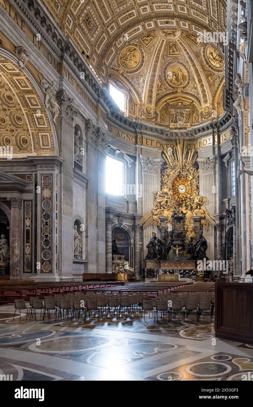 Particolare dell'altare della Cattedra di San Pietro, situato all'interno della Basilica di San Pietro nella città del Vaticano, l'enclave papale di Roma. Foto Stock