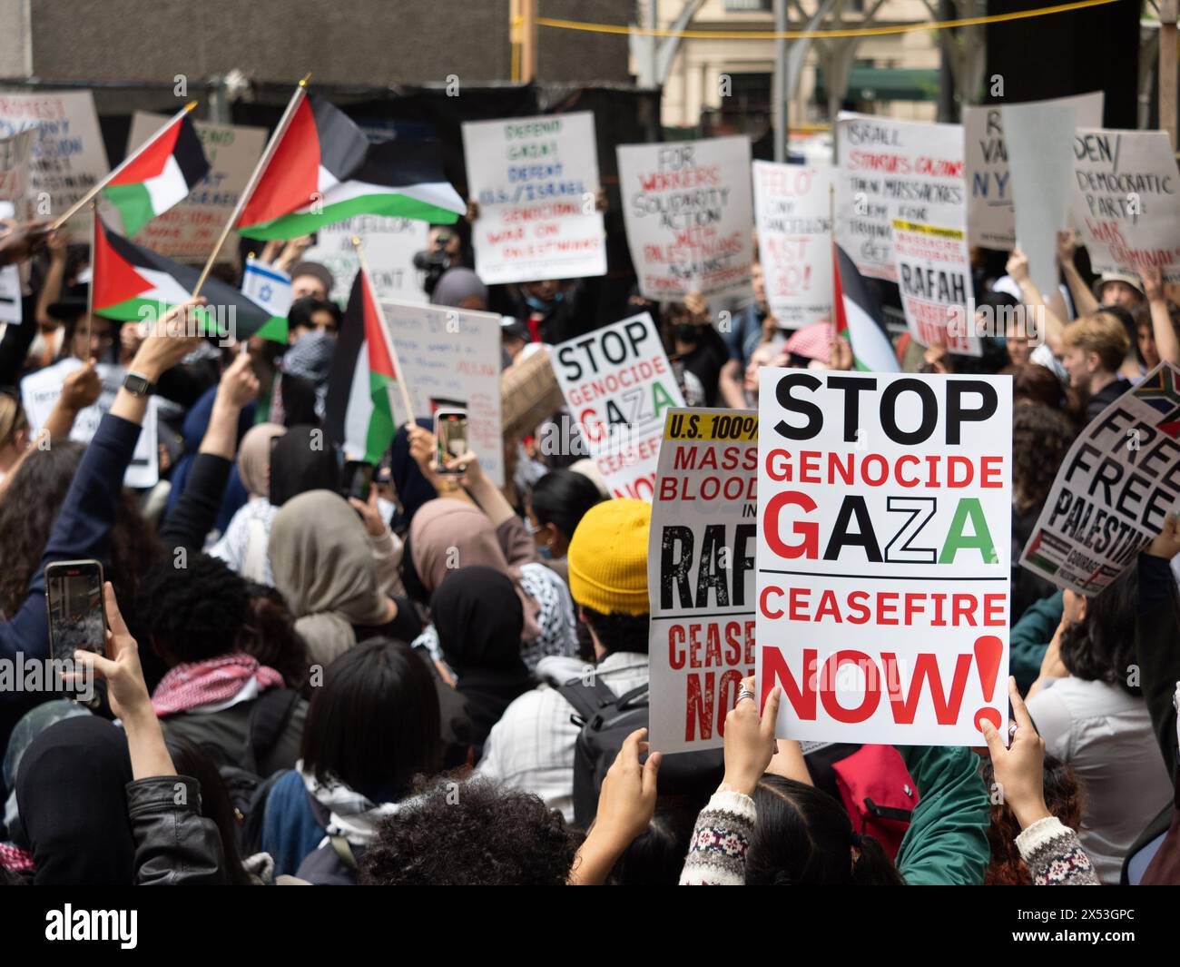 6 maggio 2024, New York, New York, USA: L'inizio del raduno all'Hunter College con centinaia di studenti e sostenitori riuniti. A Day of Rage for Gaza è stato convocato a New York da gruppi studenteschi dopo la serie di accampamenti pro-palestinesi in diverse istituzioni educative come la Columbia University, la New York University e la New School. Le marce e i raduni hanno avuto luogo a partire dall'Hunter College e cercando di avvicinarsi al MET Gala. Ad un certo punto la polizia di New York è diventata violenta contro alcuni manifestanti e sono stati fatti diversi arresti. (Credit Image: © Carlos Chiossone/ZUMA Press Wire) USO EDITORIALE ONL Foto Stock