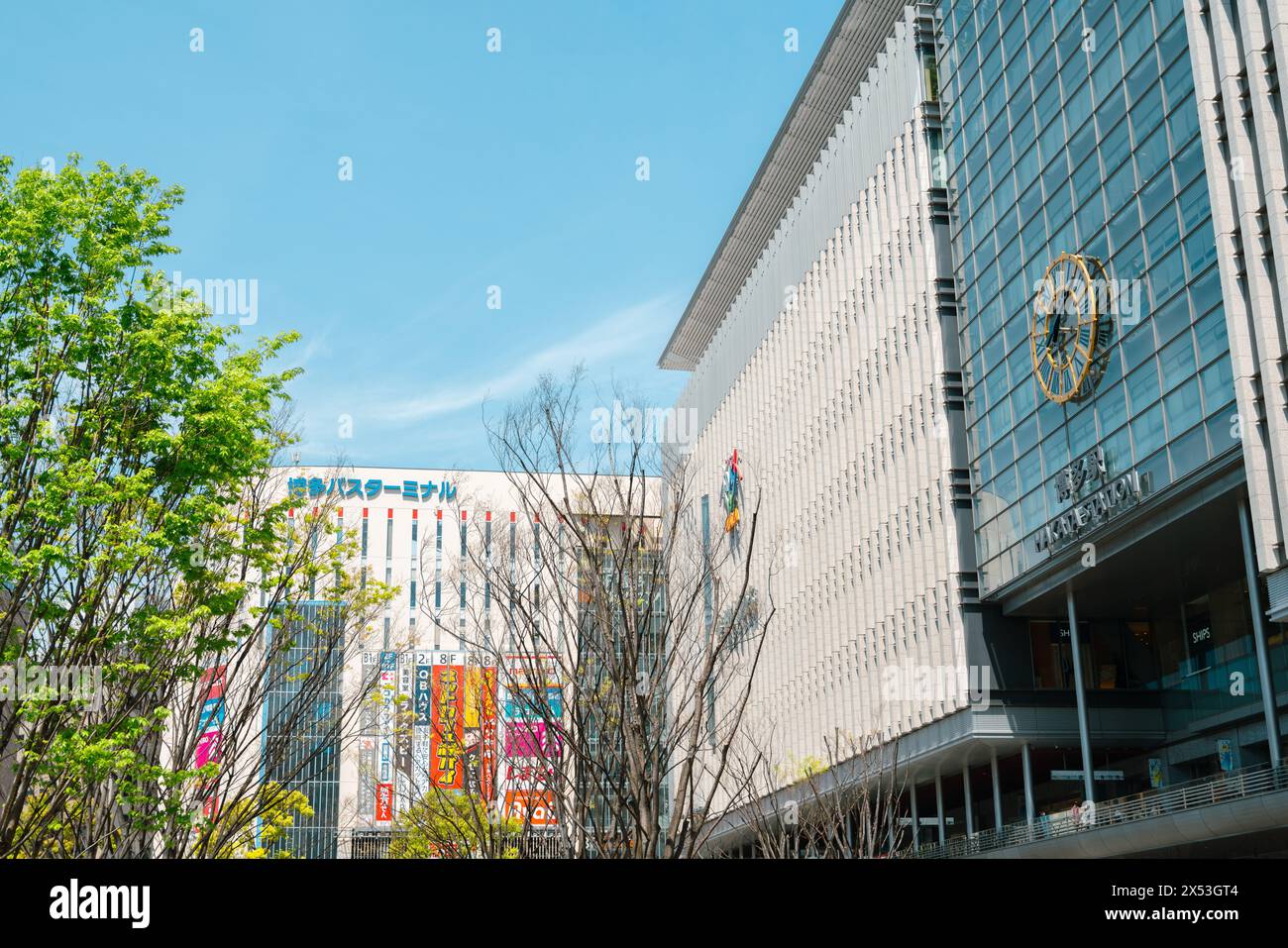 Fukuoka, Giappone - 10 aprile 2024: Stazione di Hakata e piazza del terminal degli autobus Foto Stock