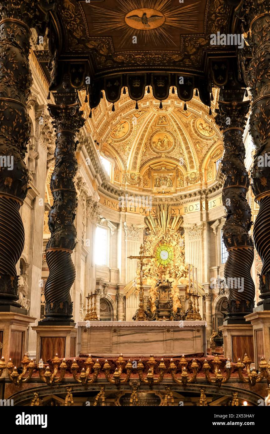 Particolare dell'altare della Cattedra di San Pietro, incorniciato dall'altare Papale e dal Baldacchino, situato all'interno della Basilica di San Pietro nella città del Vaticano Foto Stock