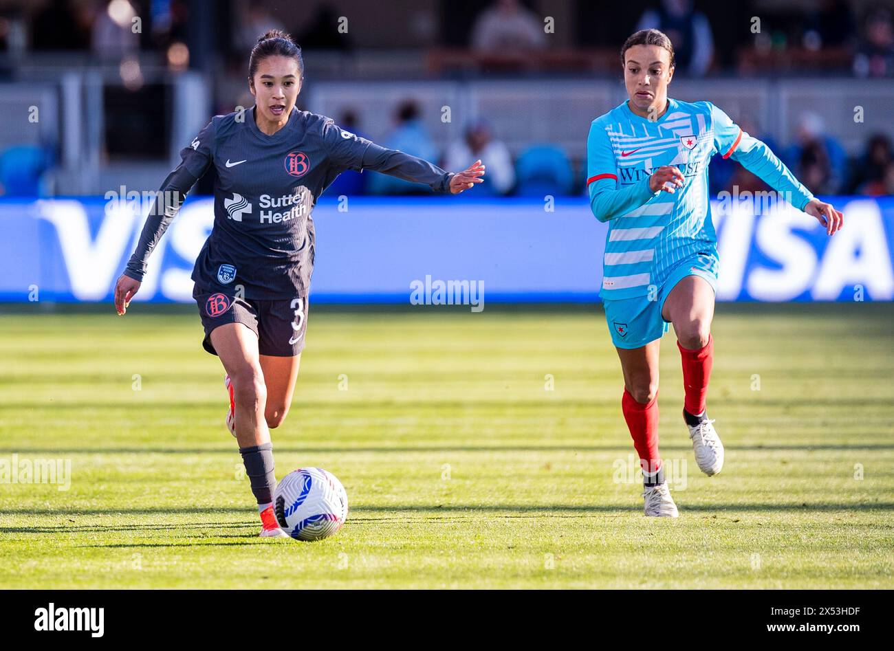 5 maggio 2024, San Jose, CA, difensore del FC degli USA Bay Caprice Dydasco (3) e l'attaccante dei Chicago Red Stars Mallory Swanson (9) corre lungo la palla durante la partita della NWSL tra Chicago Red Star e Bay FC. Chicago ha battuto il Bay FC 2-1 al Pay Pal Park San Jose California. Thurman James/CSM Foto Stock