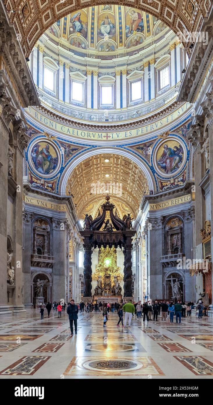 Dettaglio del baldacchino di San Pietro, un grande baldacchino in bronzo scolpito in stile barocco sopra l'altare maggiore della Basilica di San Pietro nella città del Vaticano Foto Stock
